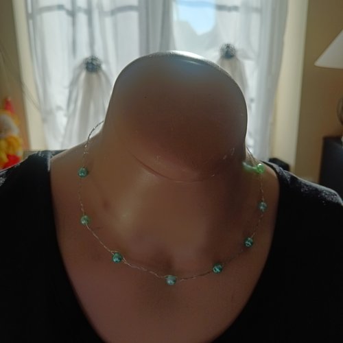 Collier métal tressé argenté et perles de verre bleues