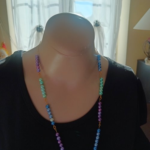 Collier métal doré avec perles de verre bleu, vert et violet