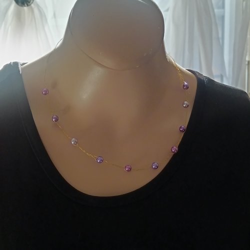 Collier métal tressé doré avec perles de verre violettes