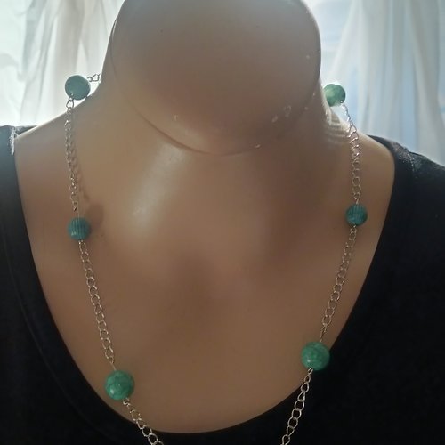 Collier chaîne argentée et perles bleues