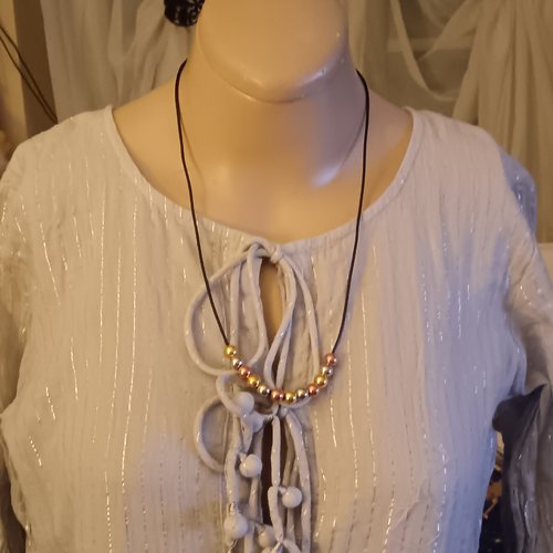 Collier avec perles multicolores sur cordon