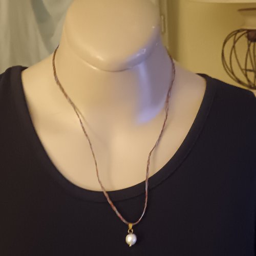 Collier avec pendentif perle blanche