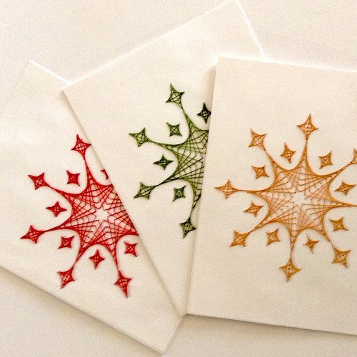 Cartes brodées main, fils tendus sur carton, motif fleur flocon jaune doré rouge