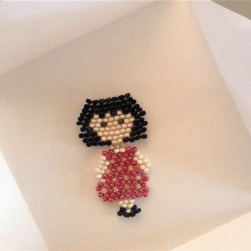 Poupée broche en mini perles tissées