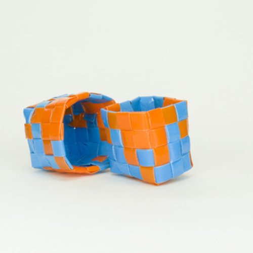 Petite boîte en pailles bleue et orange tissée à la main 
