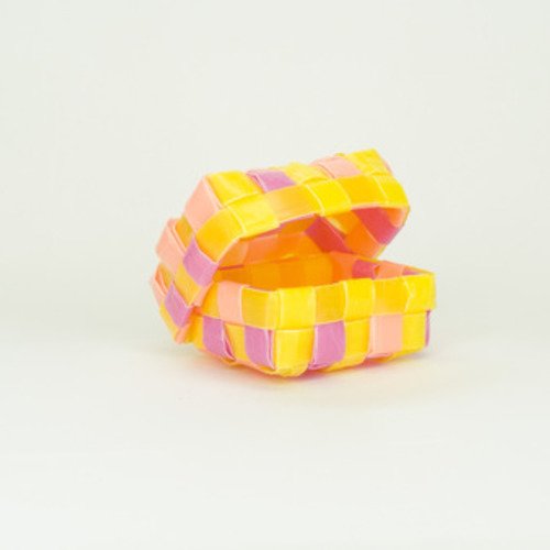 Petite boîte en pailles jaune et rose tissée à la main couvercle attaché 