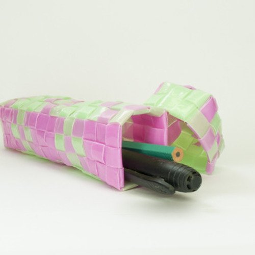 Boîte étui en pailles plastique rose et verte tissée à la main 