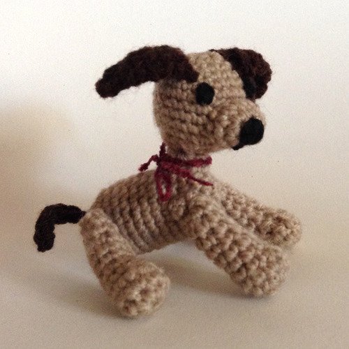 Jouet mini chien au crochet fait main 