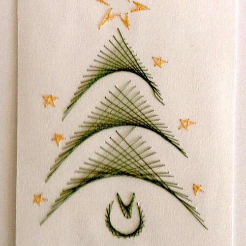 Carte de voeux sapin vert en fils de coton tendus sur carton