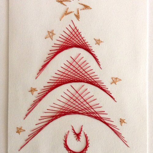 Carte noël brodée de fils motif vintage sapin rouge