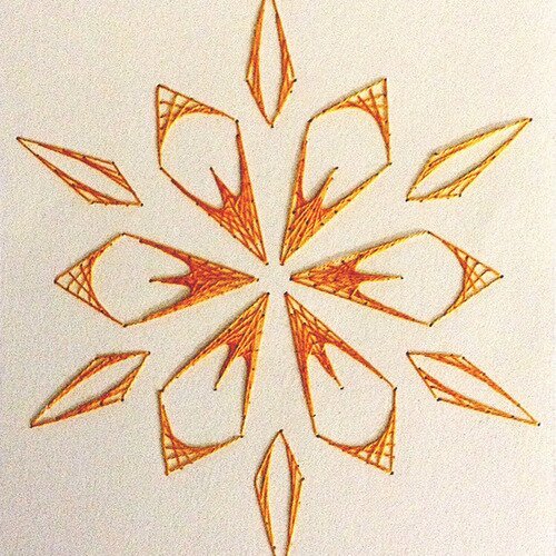 Carte fait main fils tendus sur carton fleur brodée orange