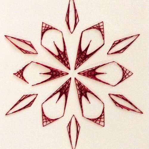 Carte faite main en fils de coton tendus sur carton, motif fleur prune