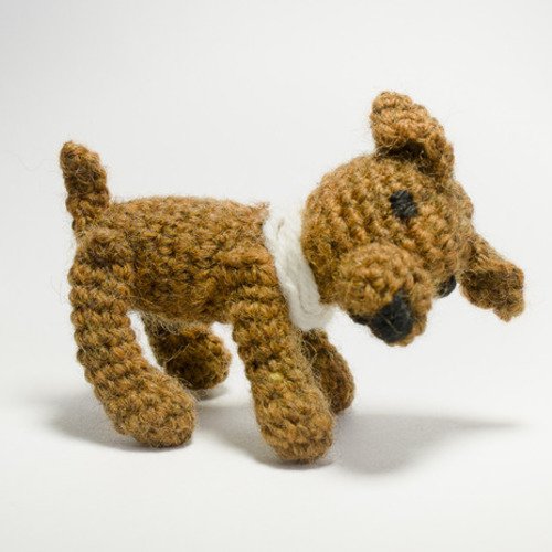 Petit chien brun jouet au crochet amigurumi unique
