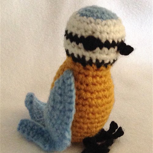 Mini oiseau amigurumi mésange bleue au crochet