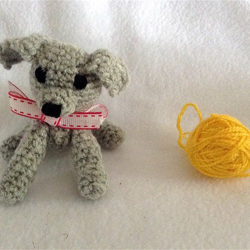 Amigurumi petit chien gris grandes oreilles, au crochet fait main