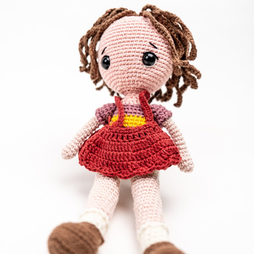 Poupée amigurumi jupe marron