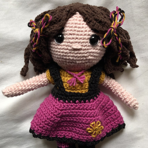 Poupée amigurumi jupe prune