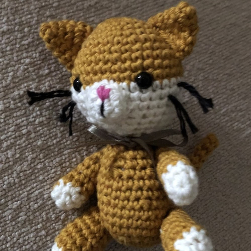 Amigurumi chaton moutarde