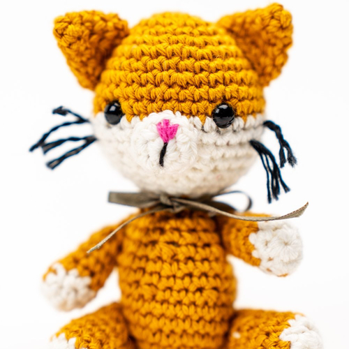 Amigurumi chaton moutarde
