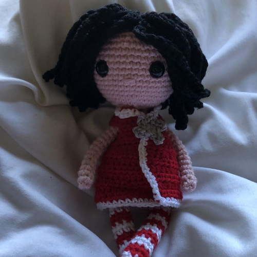 Poupée amigurumi rouge et blanc