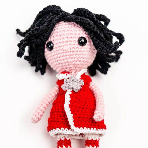 Poupée amigurumi rouge et blanc