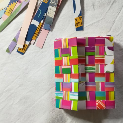 Pochette boite en papier tissé coloré