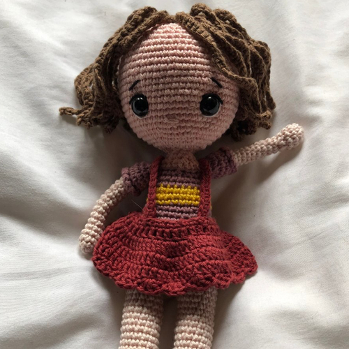 Poupée amigurumi jupe marron
