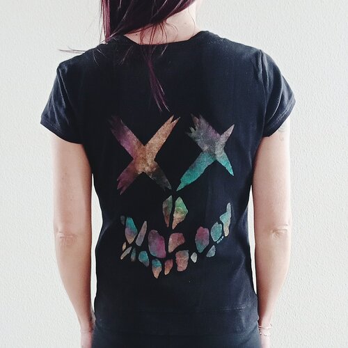 T-shirt l ''skullx color'' femme 100% fait-main à la peinture. création unique