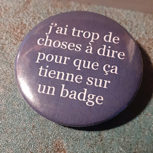 Badge rond "jai trop de chose à dire..."