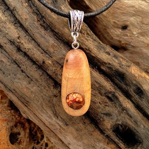 Pendentif bois sculpté et graine exotique 