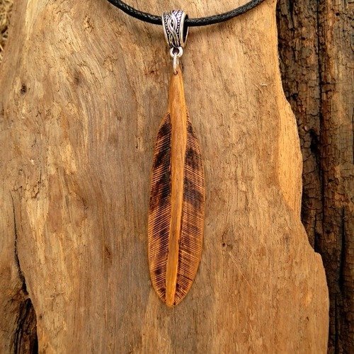 Pendentif plume sculptée en bois