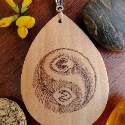 Pendentif plumes de paon, yin et yang