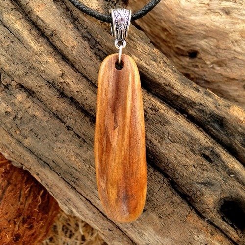 Pendentif élégant bois sculpté