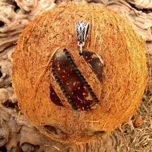 Pendentif sculpté noix de coco