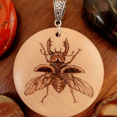 Pendentif coléoptère bois