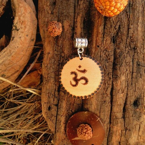 Pendentif om tibétain boudisme en bois