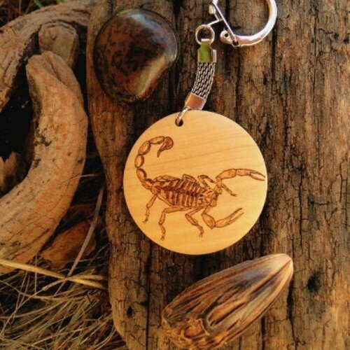 Porte clé scorpion bois signes astrologiques