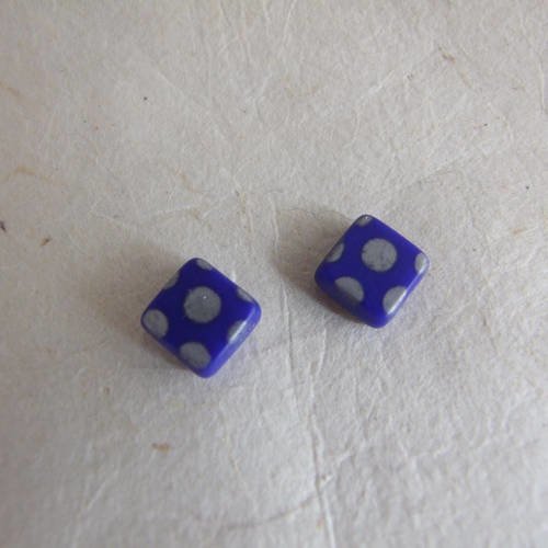 Perles carrées plates ou palets carrés en verre bleu foncé, points argent - lot de 2