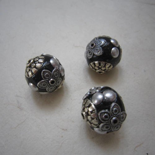 Perles rondes noires, décor en métal argenté - lot de 3