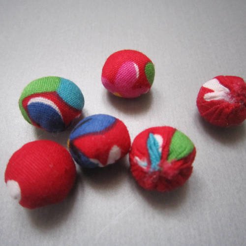 Lot de 6 perles rouges à motifs variés en tissu petit pan