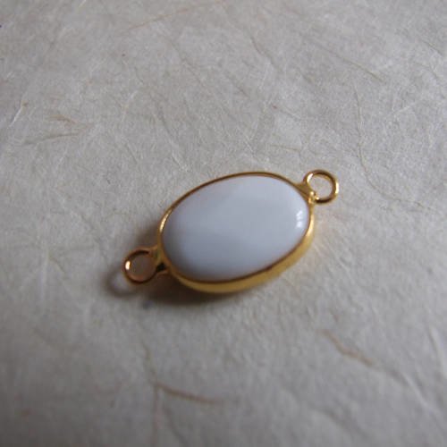 Intercalaire ovale en onyx blanc, monture en métal doré, 2 anneaux