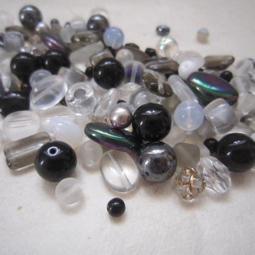 Lot de perles noires, blanches et grises en verre de bohême