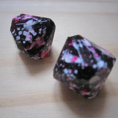 Lot de 2 perles noires, roses et blanches en forme de toupie - 20 mm