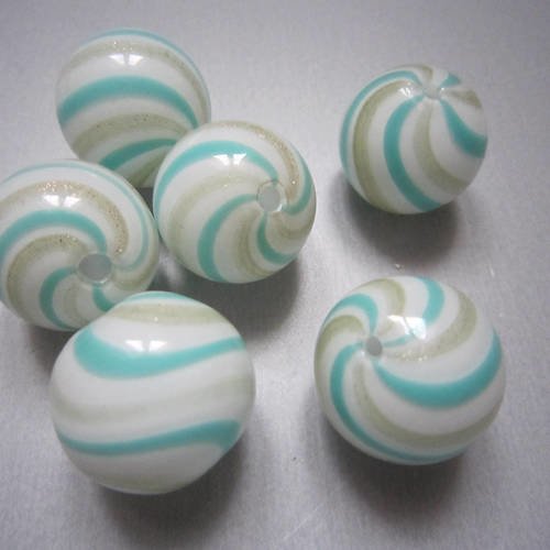 Perles rondes en verre blanc opaque, stries vert bleuté et doré - lot de 2