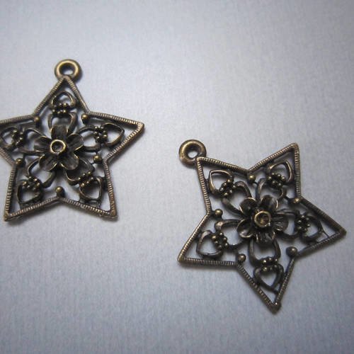 Lot de 2 pendentifs ou breloques étoile en métal couleur bronze