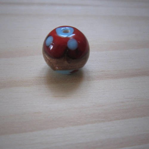 Perle ronde en verre bicolore bleu et rouge, décor cuivré