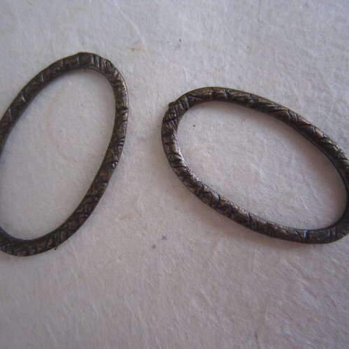 Perles anneaux ovales striés en métal couleur bronze