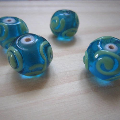 Perles rondes en verre transparent bleu, décor vert - lot de 2
