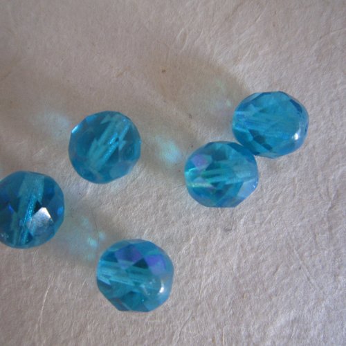 Perles semi ovales à facettes en verre bleu clair à effets métalliques - 8 mm