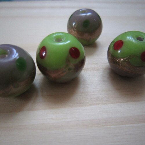 Perles rondes en verre bicolore vert et taupe, décor rouge et cuivré - lot de 2